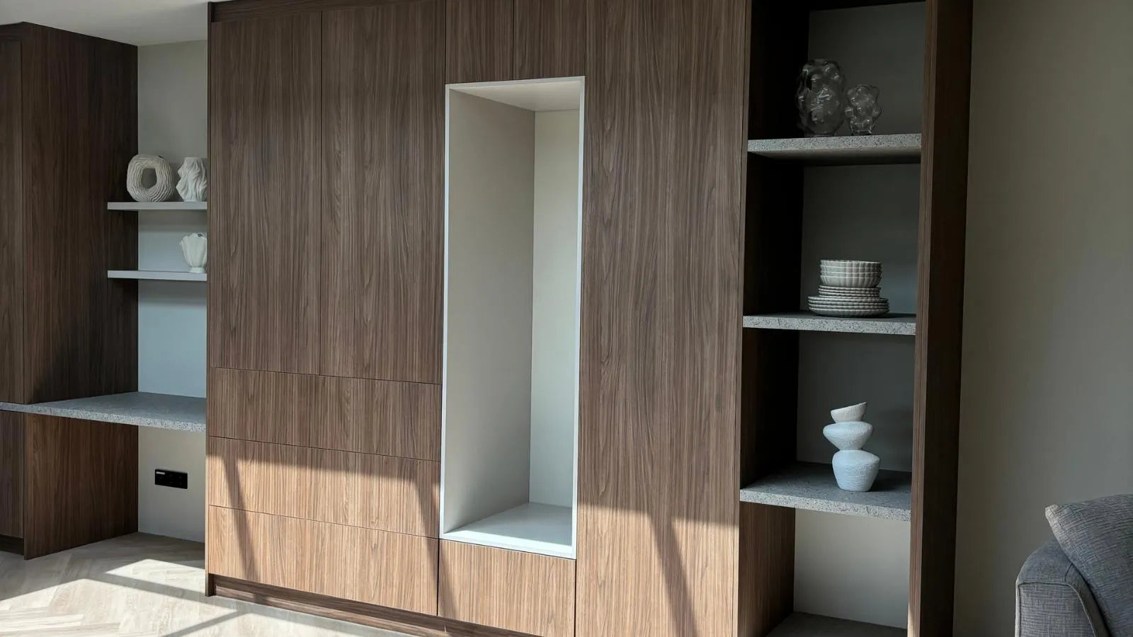 Maatwerk bergkast met strakke deuren in de woonkamer gemaakt op maat door De Maat Fabriek