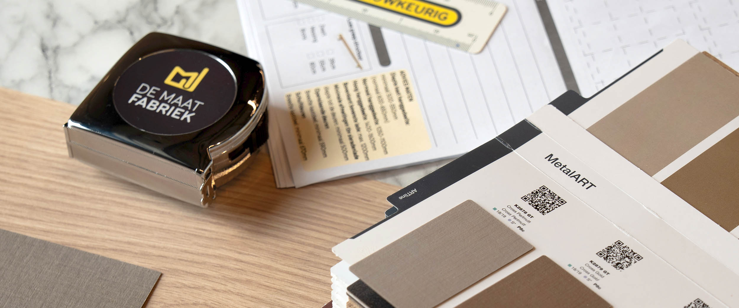 Showroom De Maat Fabriek – maatwerk kasten in eiken en zwart design