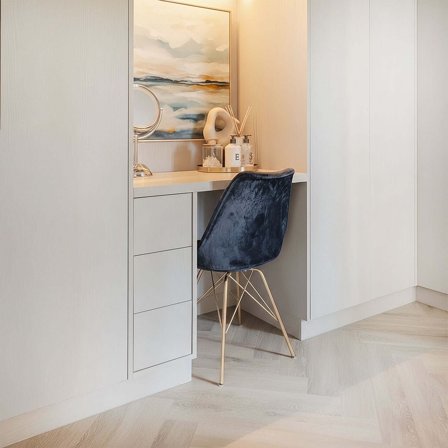 Maatwerk kantoor aan huis van De Maat Fabriek met geïntegreerd bureau