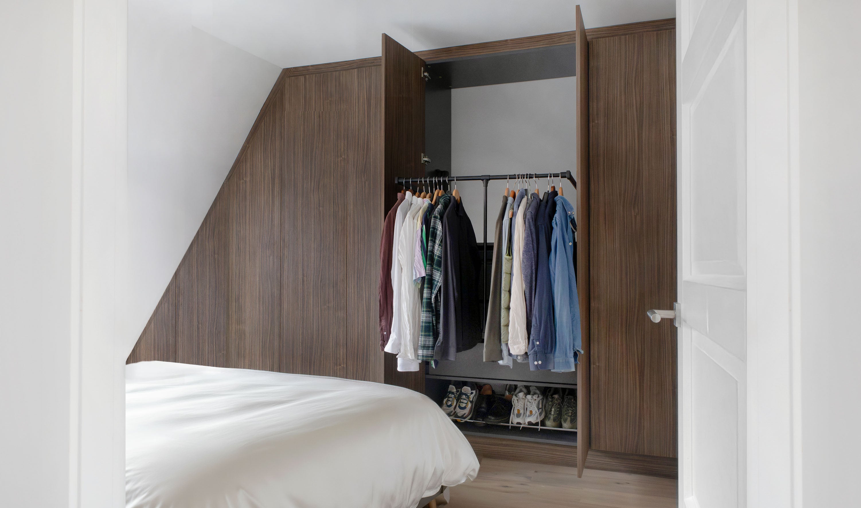 Maatwerk oplossingen voor schuine wanden De Maat Fabriek met greeploze deuren