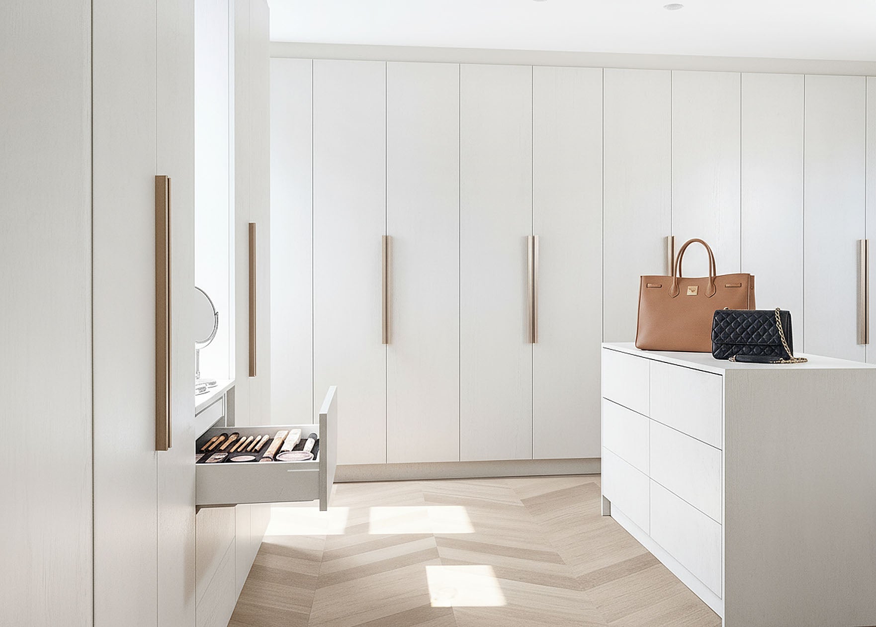 L-vormige inloopkast op maat donker eikenhout met lades en LED verlichting