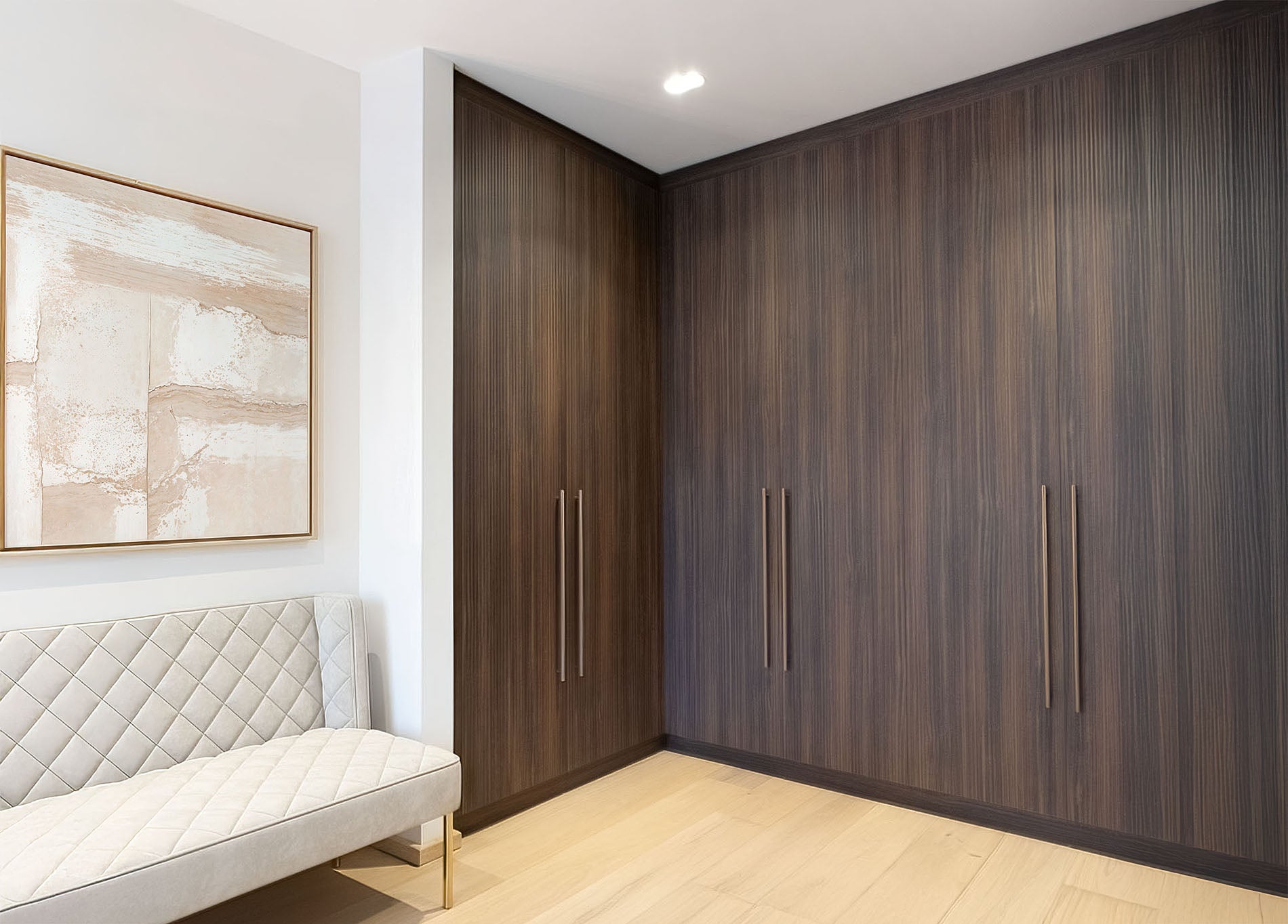 L-vormige kast op maat in eikenhout – modern interieur op maat van De Maat Fabriek