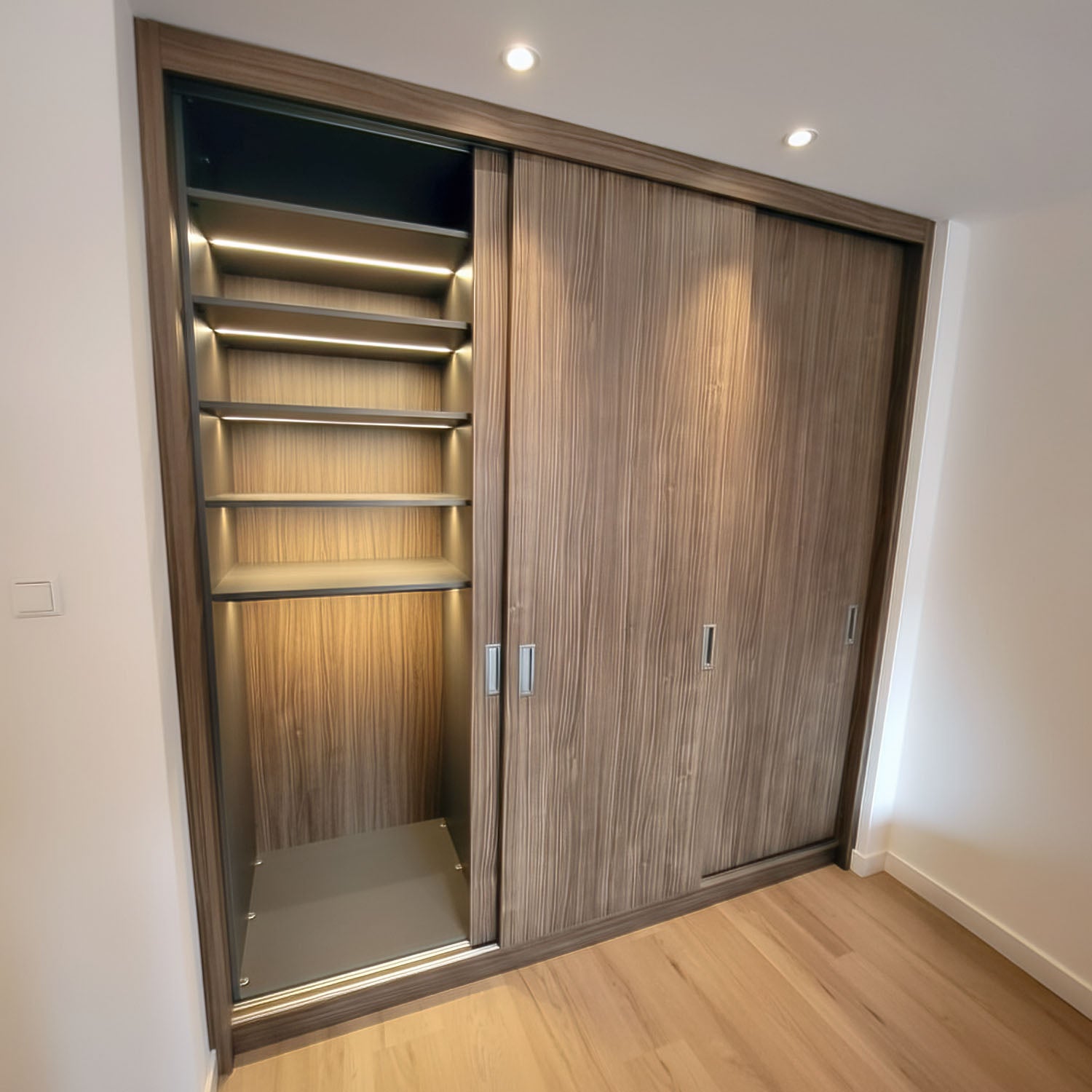 Schuifdeurkast op maat met moderne witte panelen – De Maat Fabriek maatwerkkasten