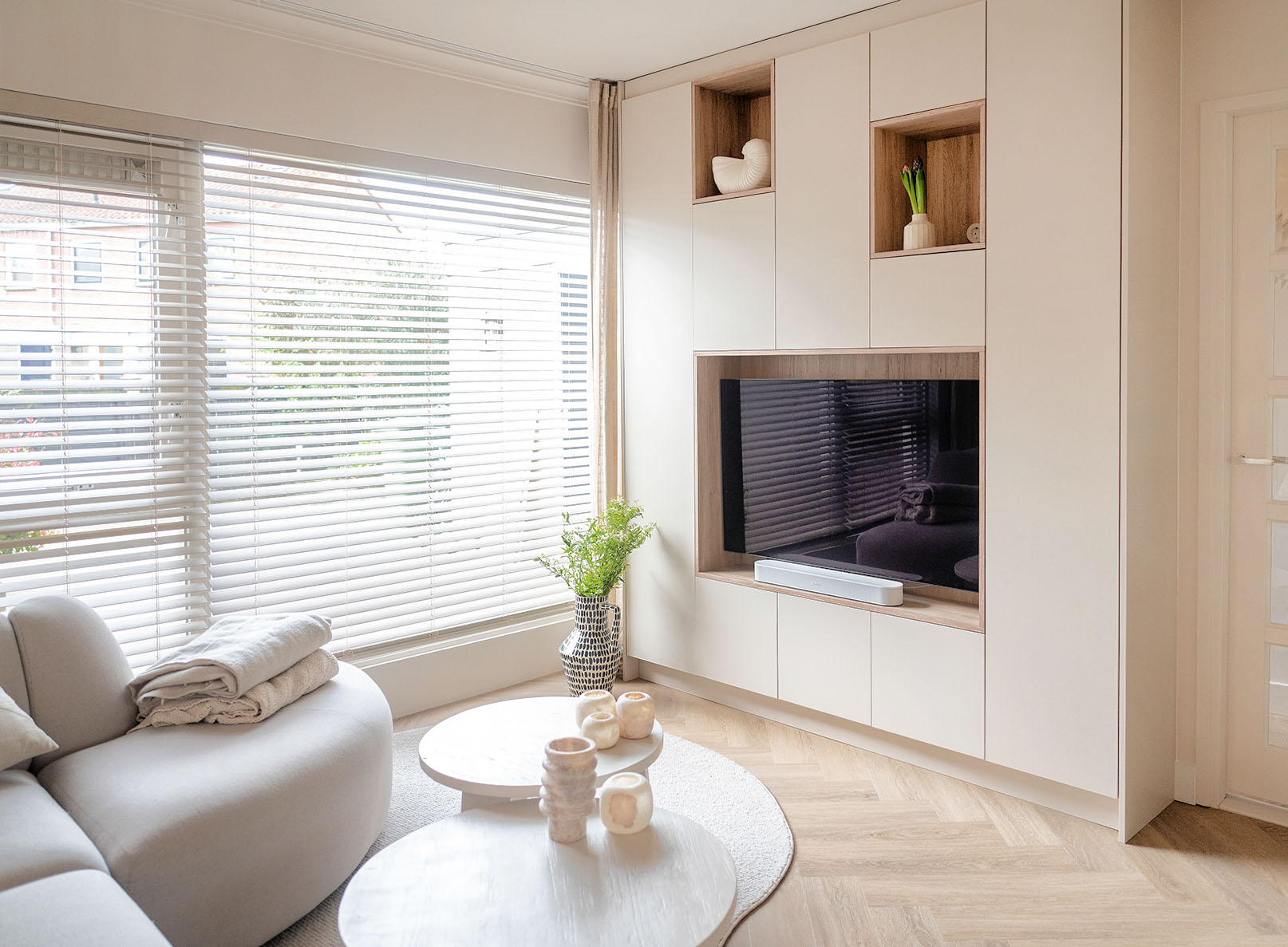 TV-kast op maat van De Maat Fabriek met greeploze deuren en strak design