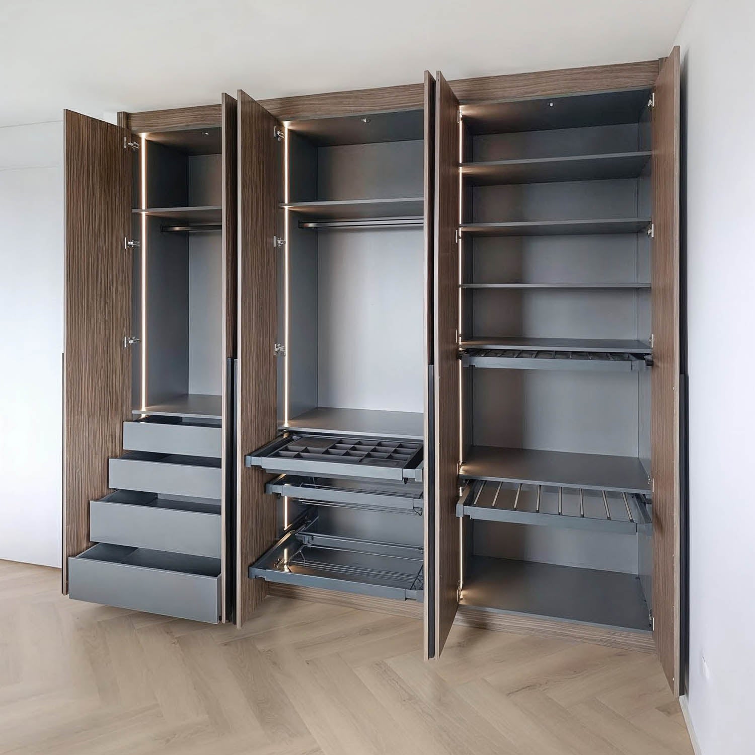 Garderobekast op maat in wit met houten details – maatwerk interieur van De Maat Fabriek