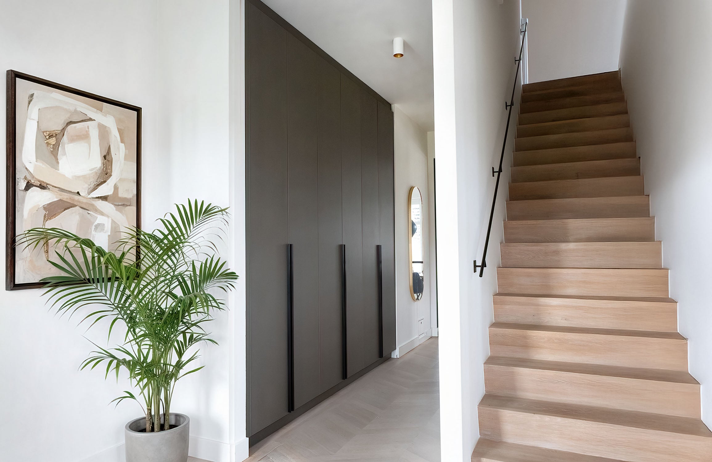 Strakke inbouwkast op maat van De Maat Fabriek in walnoot met vlakke deuren