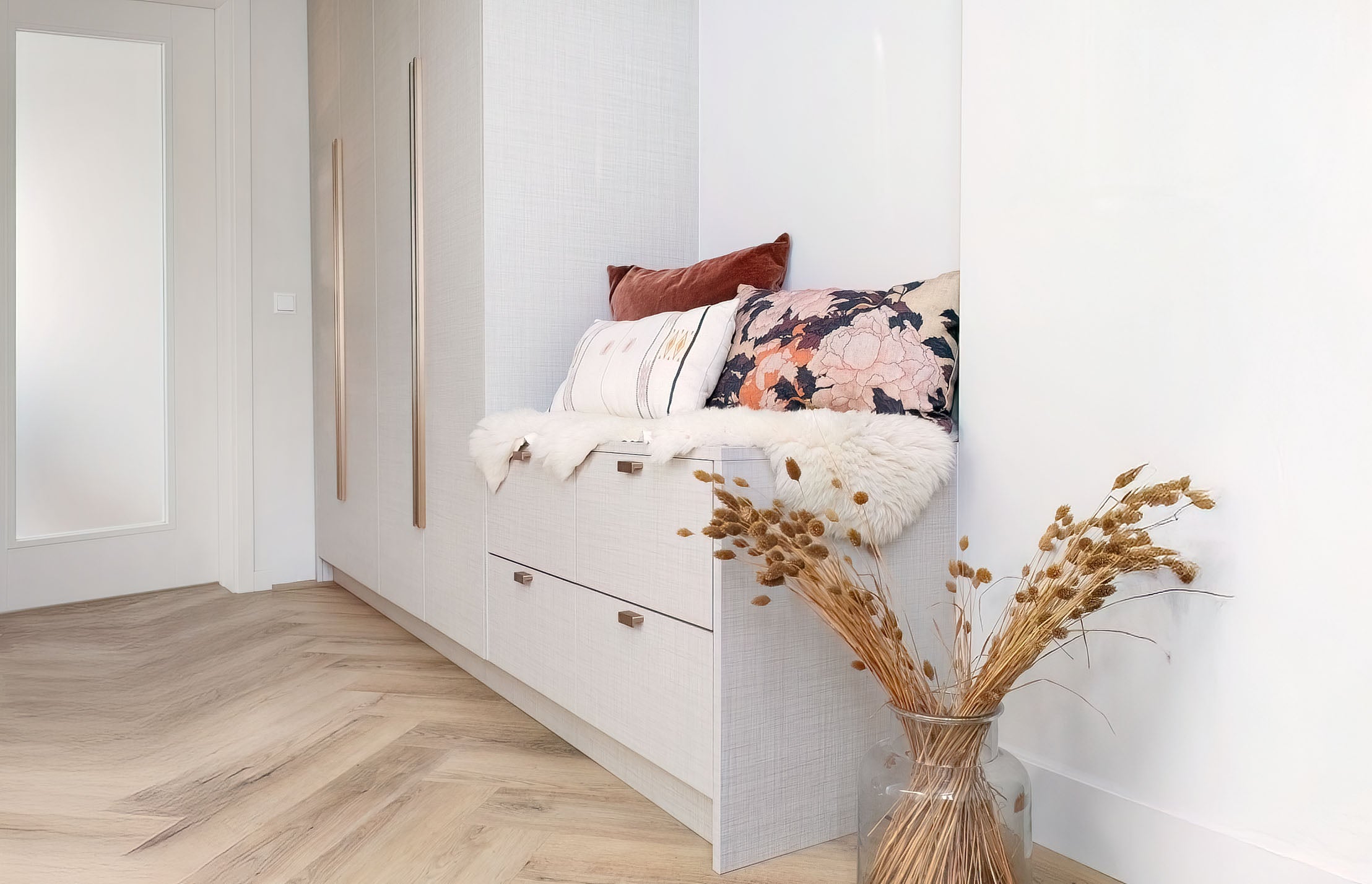 Unieke maatwerkoplossing van De Maat Fabriek: inbouwkast met zitje voor de hal