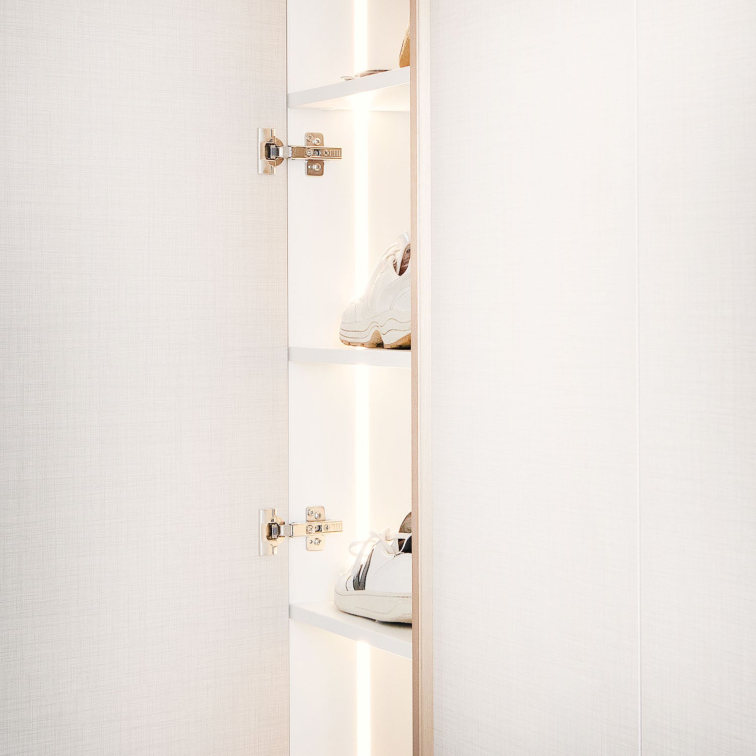 Maatwerk opbergsysteem in de gang van De Maat Fabriek met bankje