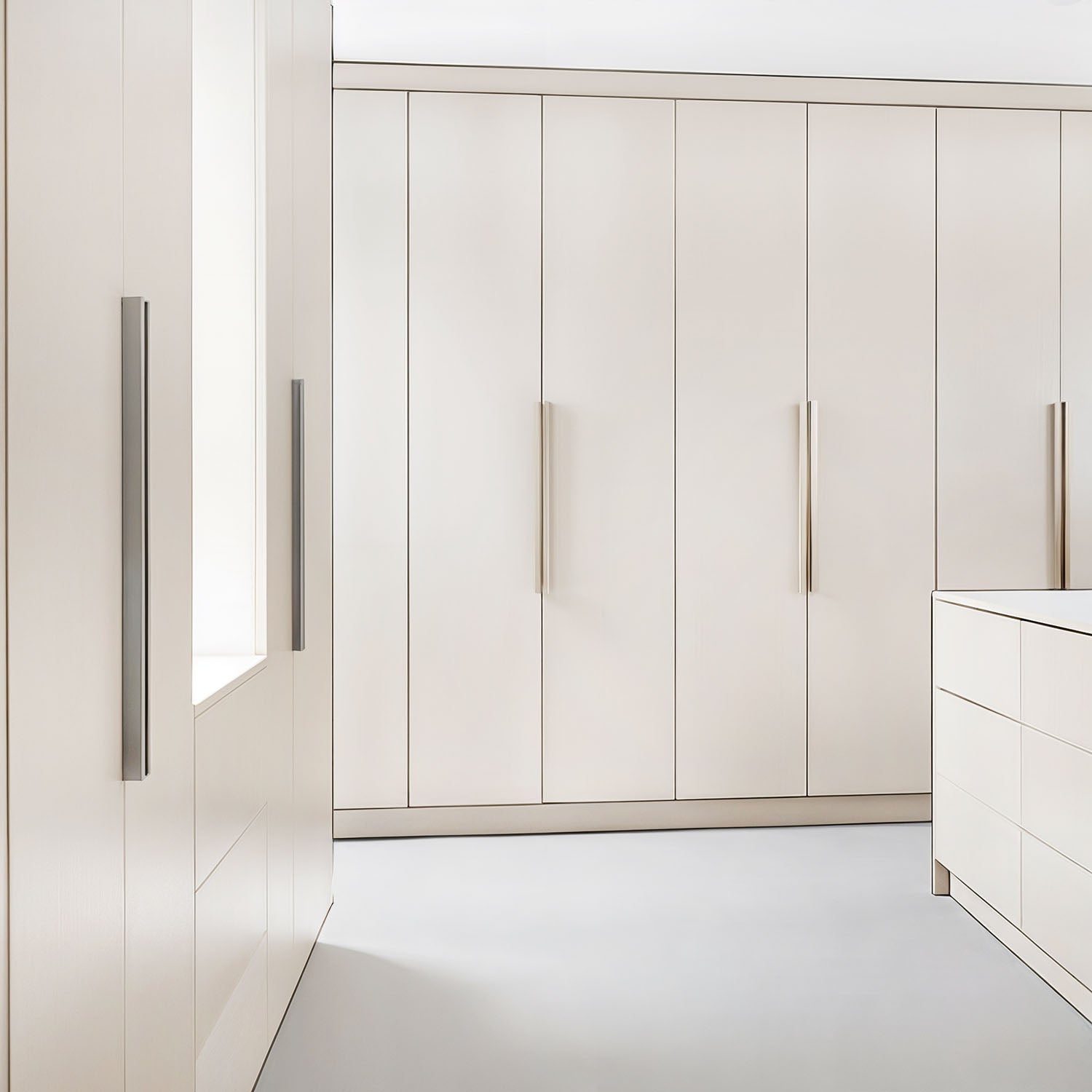 3D ontwerp van L-vormige inloopkast op maat met witte kasten – De Maat Fabriek maatwerk kasten