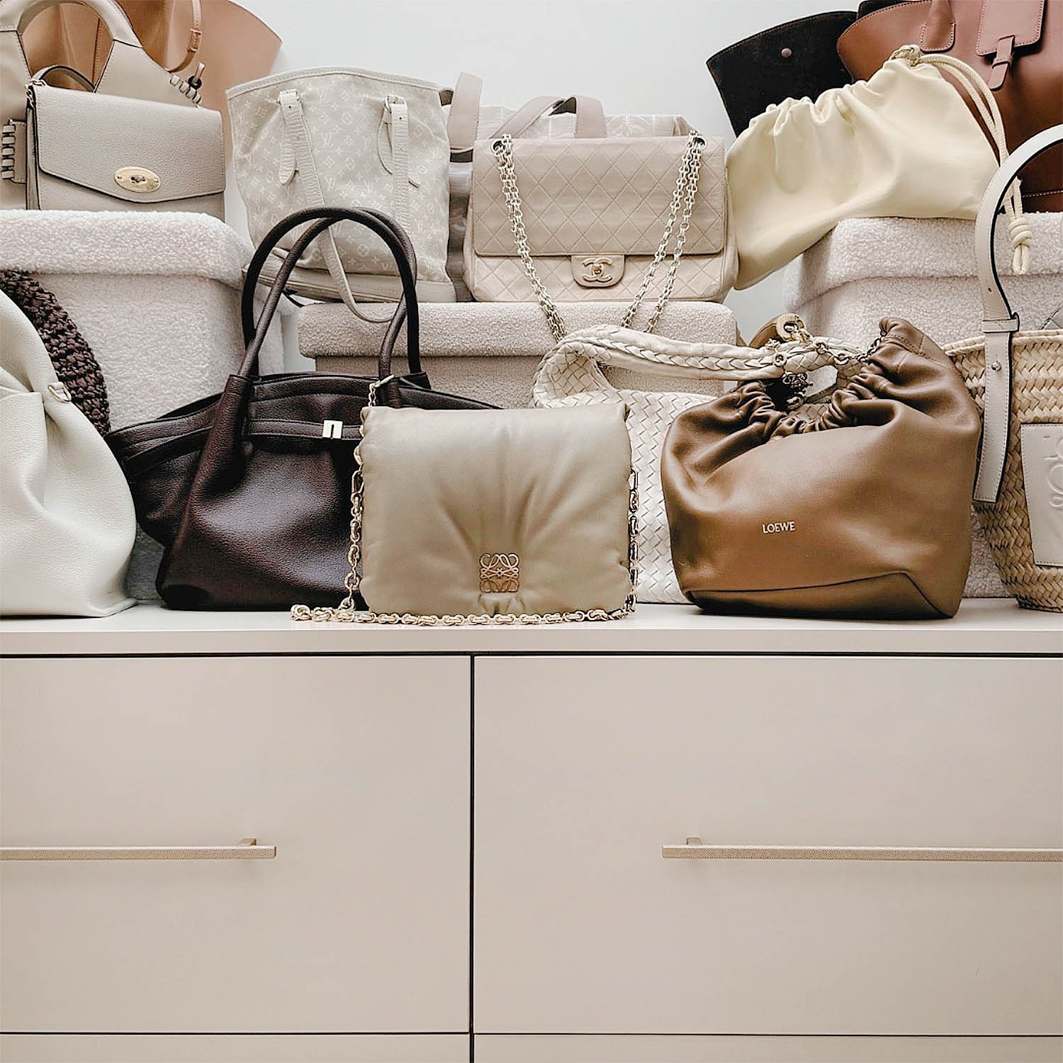 Maatwerk dressoir of tv meubel van eikenhout met greeploze lades en wandplanken