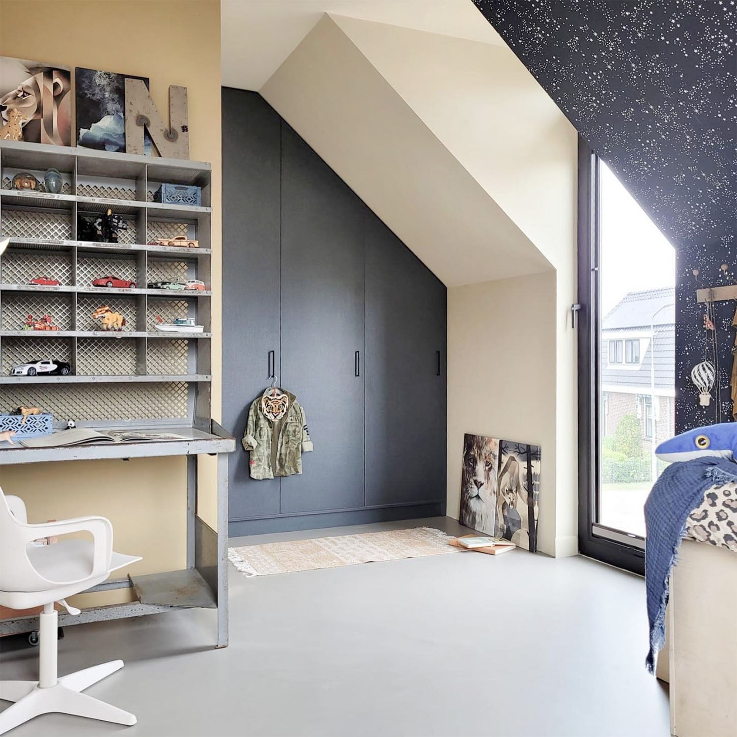 Optimale ruimtebenutting met maatwerk kast onder schuine wand De Maat Fabriek