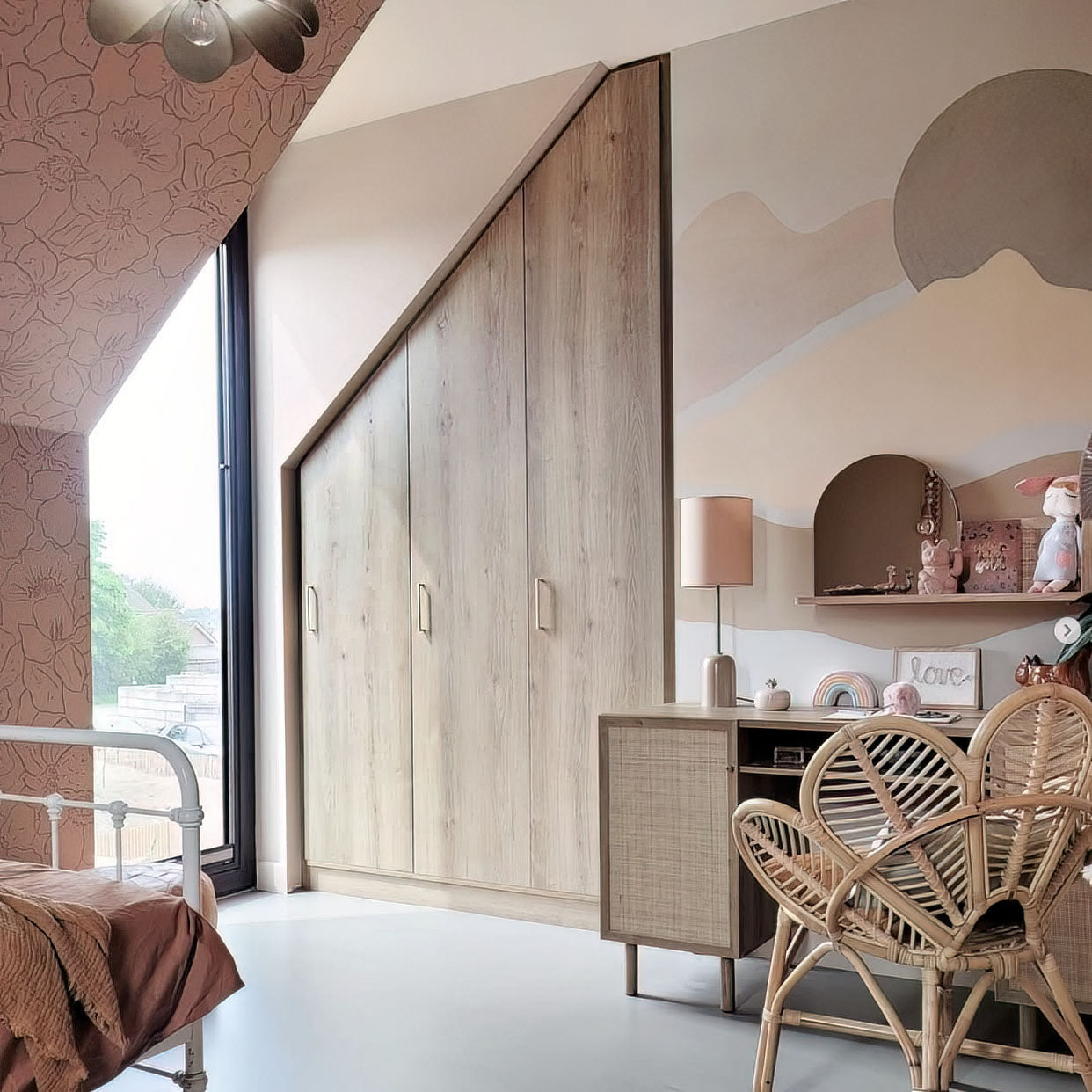 Op maat gemaakte inbouwkast onder schuin dak van De Maat Fabriek voor woonkwaliteit