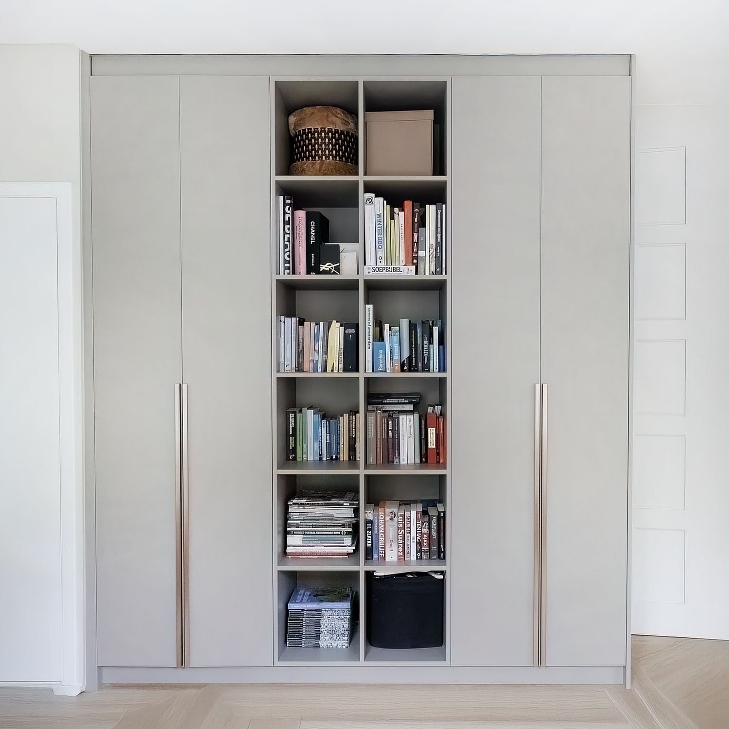 Inbouw opbergkast op maat van De Maat Fabriek met vakken en deuren wit