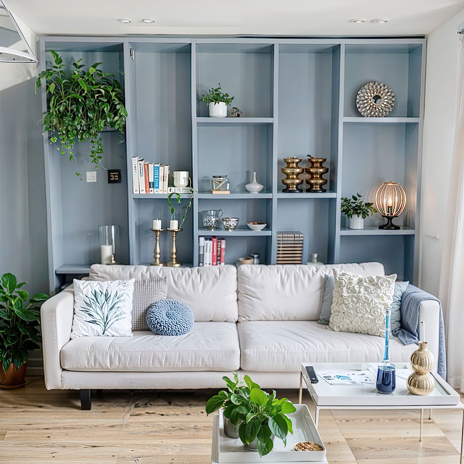 Maatwerk wandkast De Maat Fabriek van vloer tot plafond met geïntegreerd bureau