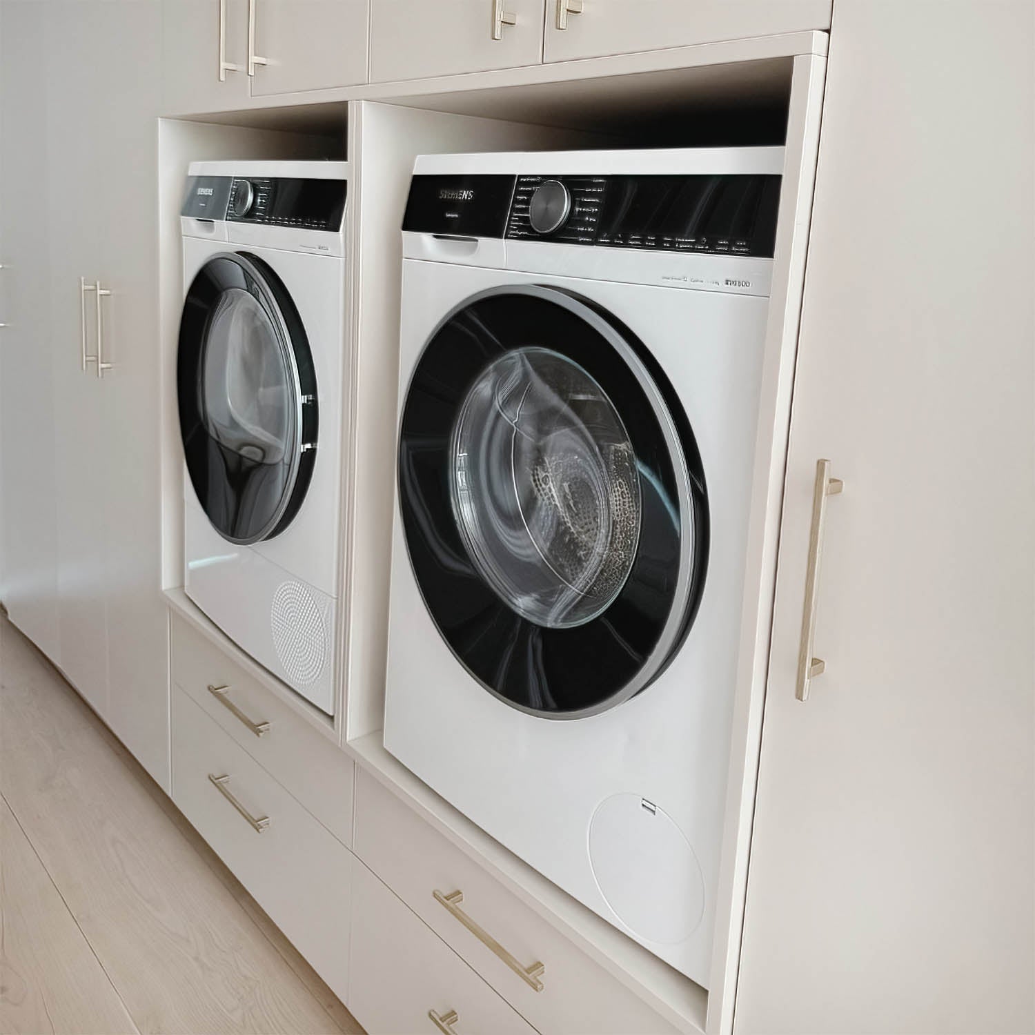 Inbouwkast De Maat Fabriek om wasmachine en droger netjes weg te werken in huis