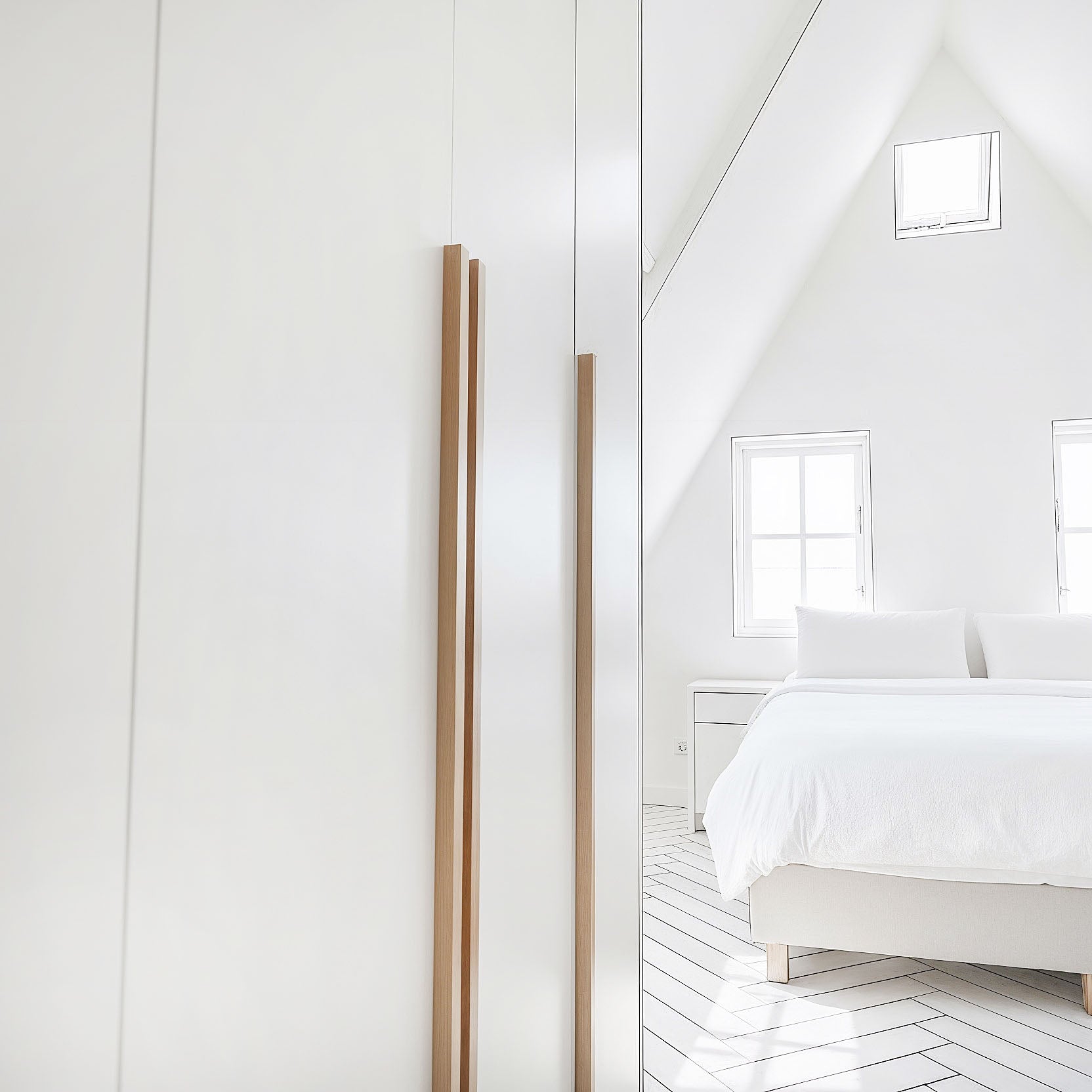 Parallelle inloopkast op maat in wit met houten accenten – De Maat Fabriek maatwerk kasten