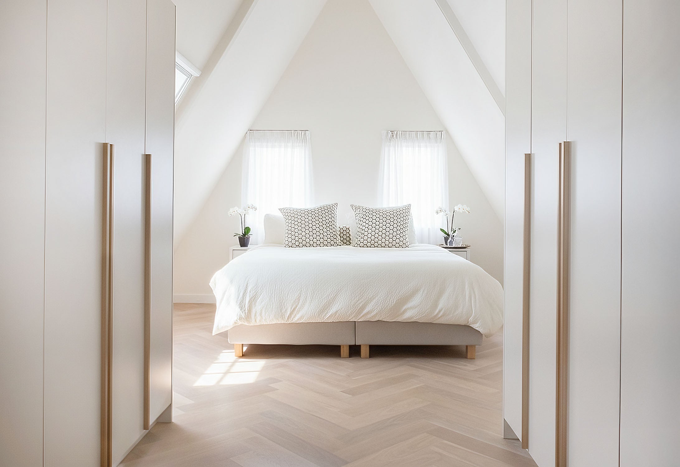 Parallelle inloopkast op maat met witte kasten en open vakken – De Maat Fabriek maatwerk kasten