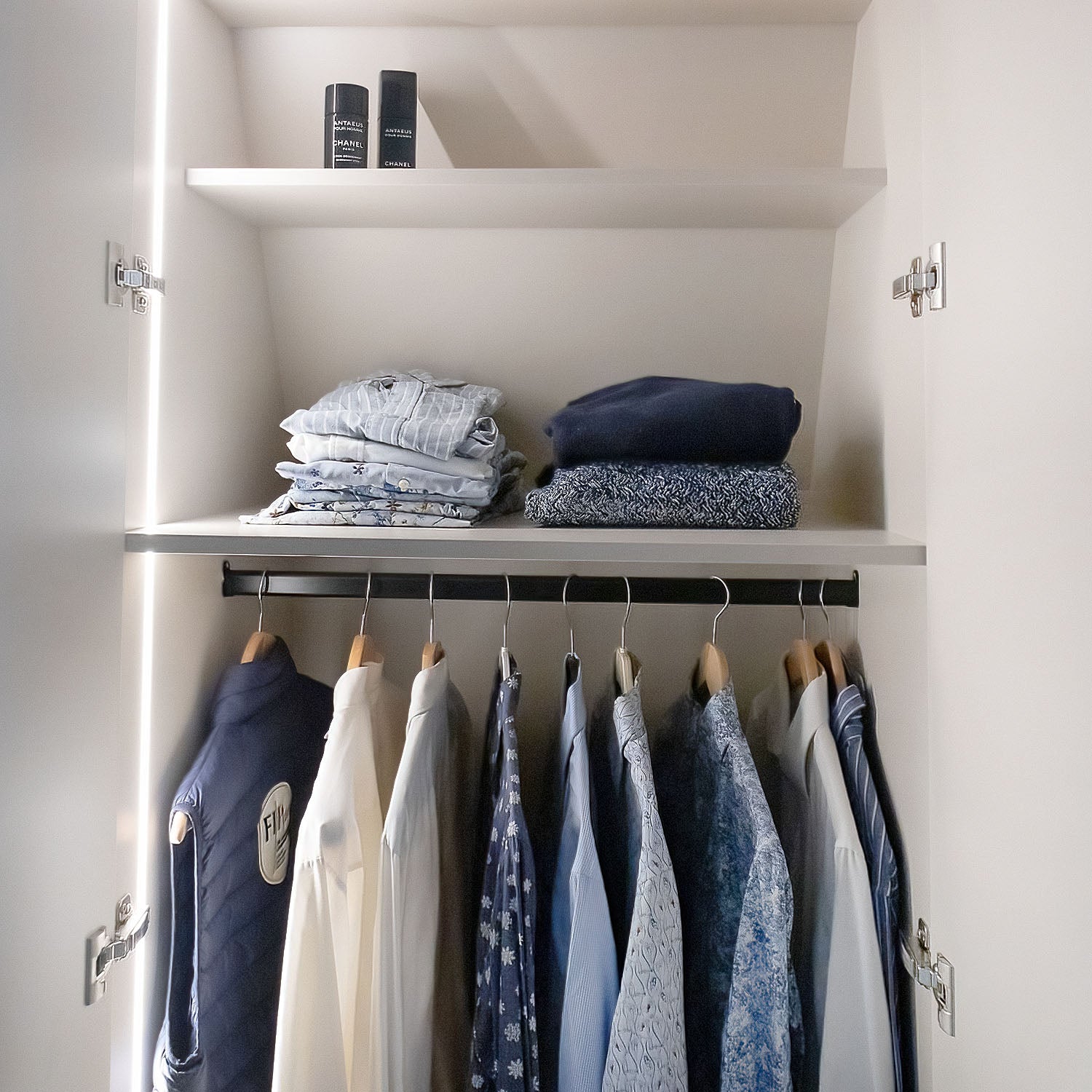 Detail van parallelle inloopkast op maat met witte panelen – De Maat Fabriek maatwerk kasten