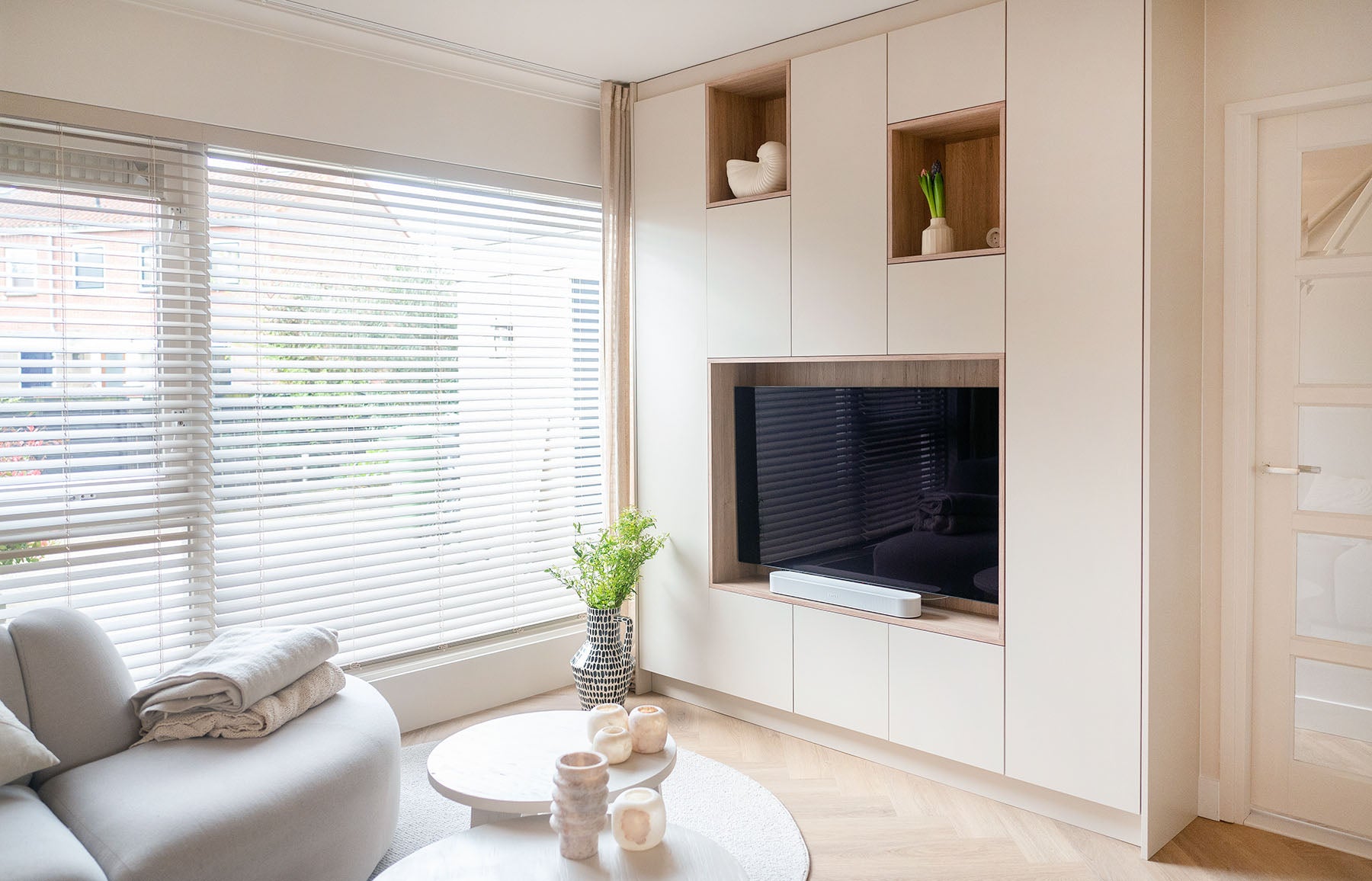 TV-kast op maat in eikenhout – modern maatwerk interieur van De Maat Fabriek