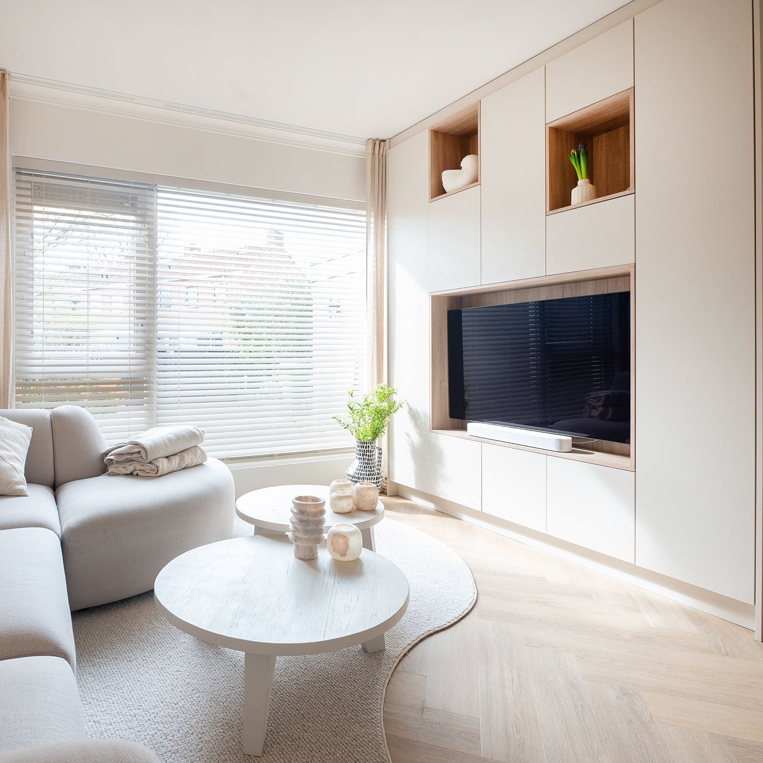 TV-kast op maat in naturel eikenhout – maatwerk interieur van De Maat Fabriek