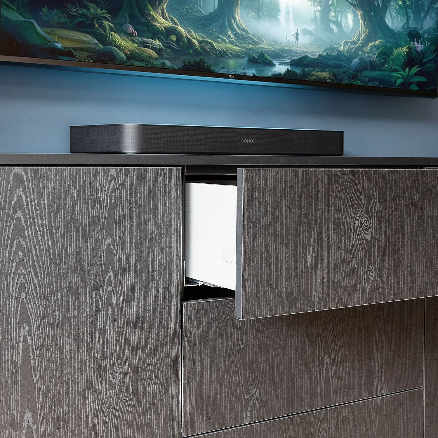 TV-kast op maat in eikenhout met zwarte fronten – stijlvol maatwerk interieur van De Maat Fabriek