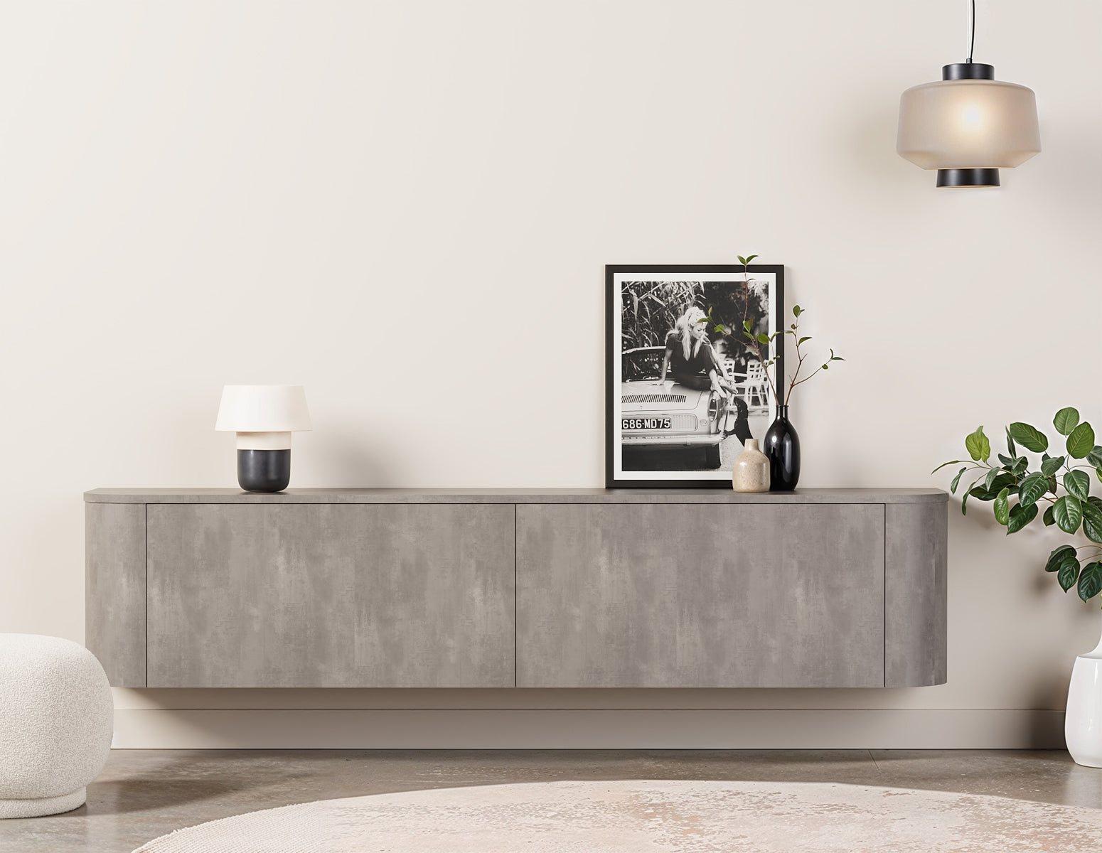 Licht TV-meubel op maat met ronde hoeken en luxe uitstraling in sfeerbeeld van De Maat Fabriek