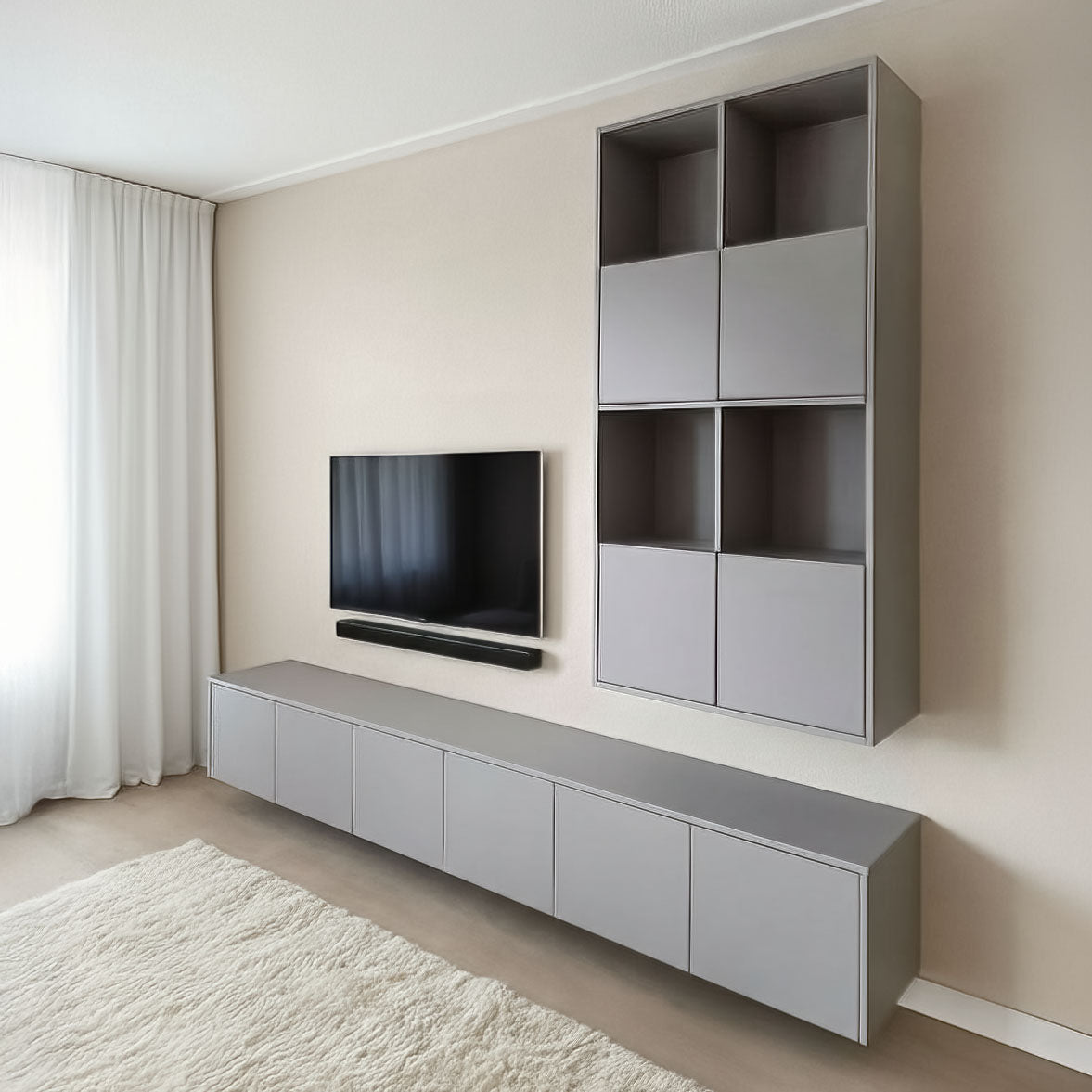 TV-meubel op maat in licht eikenhout met zwarte details – maatwerk interieur van De Maat Fabriek