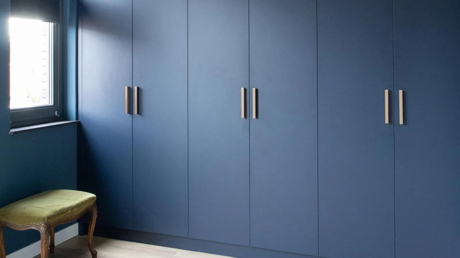 Luxe maatwerk wandmeubel van De Maat Fabriek in blauw decor met open en gesloten opbergruimte